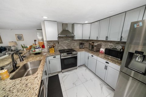 Villa ou maison à louer à Holiday, Floride: 4 chambres, 141.12 m2 № 2319006 - photo 5