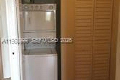 Condominio en alquiler en Coral Gables, Florida, 2 dormitorios, 104.61 m2 № 2021827 - foto 11