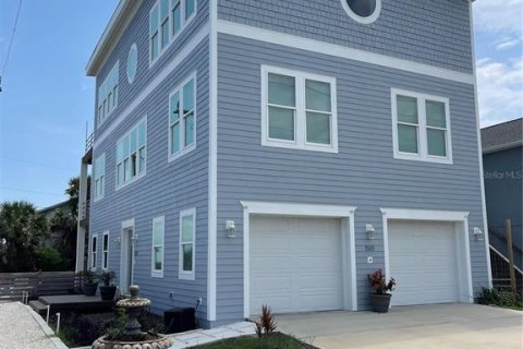 House in Flagler Beach, Florida 3 bedrooms, 390.19 sq.m. № 2205477 - photo 2