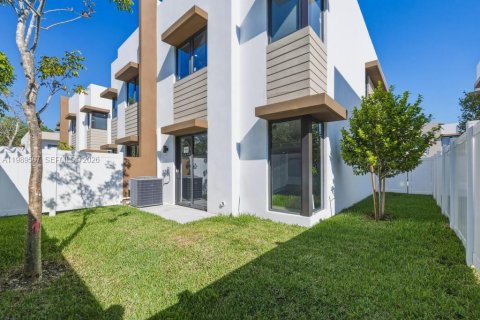 Touwnhouse à vendre à Dania Beach, Floride: 4 chambres, 168.9 m2 № 2051648 - photo 15