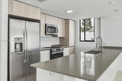 Touwnhouse à vendre à Dania Beach, Floride: 4 chambres, 168.9 m2 № 2051648 - photo 12