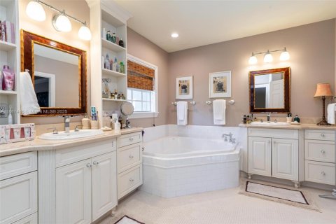 House in Fort Lauderdale, Florida 5 bedrooms, 296.45 sq.m. № 1891378 - photo 30