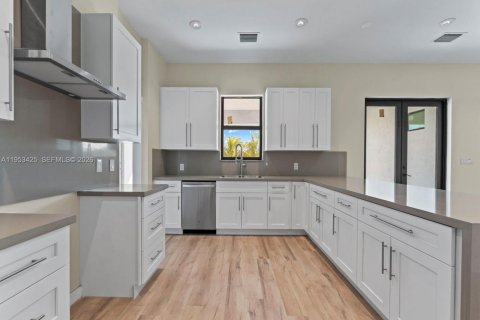 Casa en venta en Miami, Florida, 4 dormitorios, 241.55 m2 № 2007861 - foto 10
