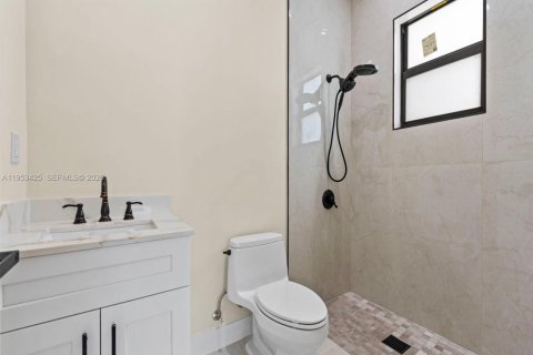 Casa en venta en Miami, Florida, 4 dormitorios, 241.55 m2 № 2007861 - foto 20