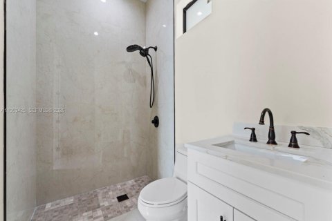 Casa en venta en Miami, Florida, 4 dormitorios, 241.55 m2 № 2007861 - foto 17
