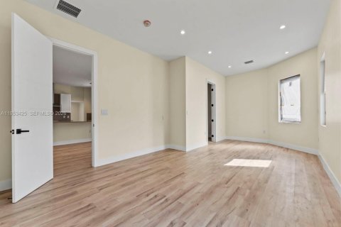 Casa en venta en Miami, Florida, 4 dormitorios, 241.55 m2 № 2007861 - foto 14