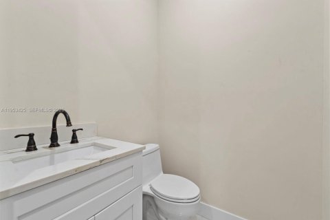 Casa en venta en Miami, Florida, 4 dormitorios, 241.55 m2 № 2007861 - foto 30