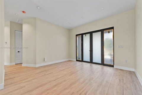 Casa en venta en Miami, Florida, 4 dormitorios, 241.55 m2 № 2007861 - foto 5