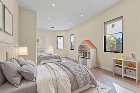 Casa en venta en Miami, Florida, 4 dormitorios, 241.55 m2 № 2007861 - foto 13