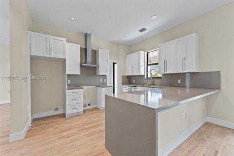 Casa en venta en Miami, Florida, 4 dormitorios, 241.55 m2 № 2007861 - foto 8
