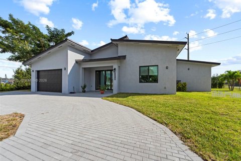 Casa en venta en Miami, Florida, 4 dormitorios, 241.55 m2 № 2007861 - foto 2