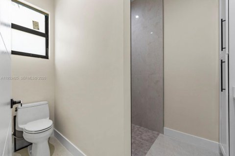 Casa en venta en Miami, Florida, 4 dormitorios, 241.55 m2 № 2007861 - foto 27