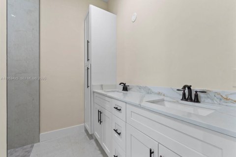 Casa en venta en Miami, Florida, 4 dormitorios, 241.55 m2 № 2007861 - foto 26