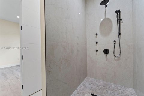 Casa en venta en Miami, Florida, 4 dormitorios, 241.55 m2 № 2007861 - foto 28
