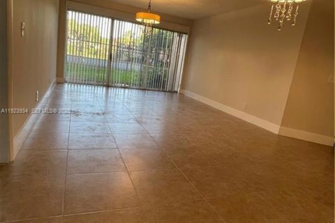 Condominio en alquiler en Coral Springs, Florida, 3 dormitorios, 108.32 m2 № 1982336 - foto 4