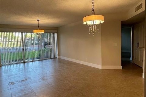 Condominio en alquiler en Coral Springs, Florida, 3 dormitorios, 108.32 m2 № 1982336 - foto 5