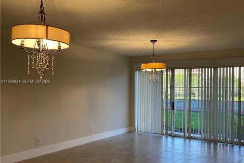 Condominio en alquiler en Coral Springs, Florida, 3 dormitorios, 108.32 m2 № 1982336 - foto 3