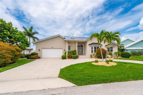 Villa ou maison à vendre à Punta Gorda, Floride: 3 chambres, 245.45 m2 № 2285625 - photo 4