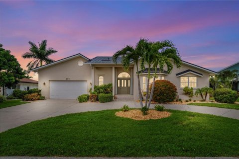Villa ou maison à vendre à Punta Gorda, Floride: 3 chambres, 245.45 m2 № 2285625 - photo 2