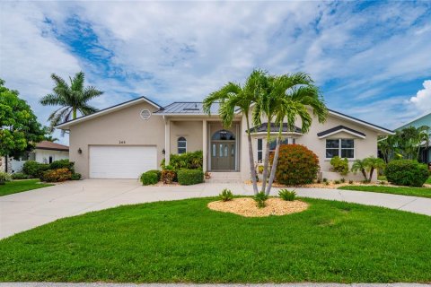House in Punta Gorda, Florida 3 bedrooms, 245.45 sq.m. № 2285625