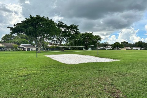 Townhouse in Miami, Florida 2 bedrooms, 116.41 sq.m. № 2392680 - photo 18