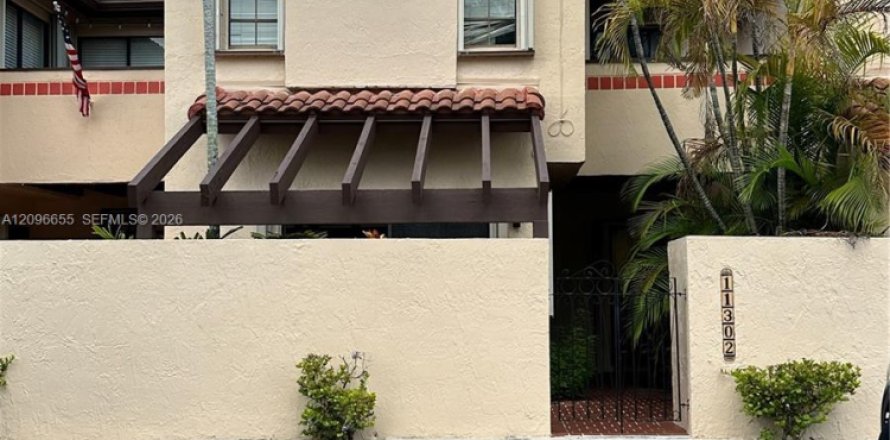 Townhouse in Miami, Florida 2 bedrooms, 116.41 sq.m. № 2392680