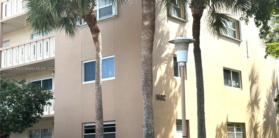 Condominio en Coconut Creek, Florida, 2 dormitorios  № 1943291