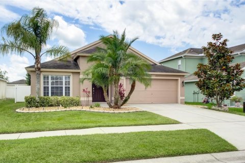 Снять в аренду виллу или дом в Уэсли-Чепел, Флорида 7 комнат, 181.72м2, № 1886828 - фото 1