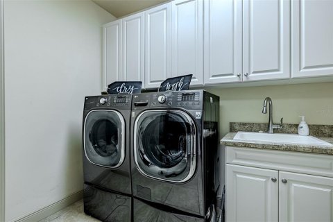 House in Gainesville, Florida 4 bedrooms, 363.34 sq.m. № 2304714 - photo 30