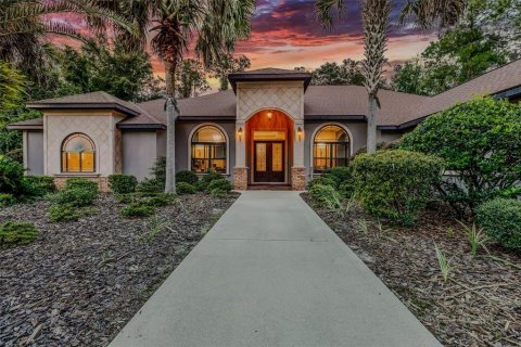 House in Gainesville, Florida 4 bedrooms, 363.34 sq.m. № 2304714 - photo 2