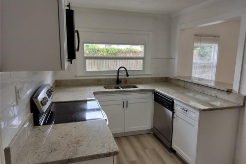 House in Lakeland, Florida 2 bedrooms, 100.89 sq.m. № 2210619 - photo 8