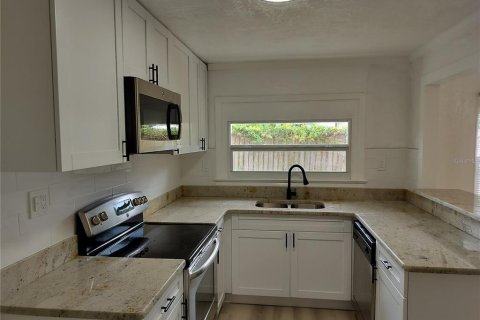 House in Lakeland, Florida 2 bedrooms, 100.89 sq.m. № 2210619 - photo 9