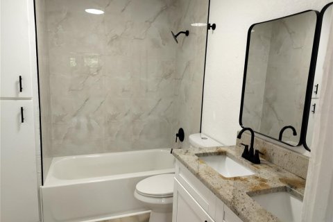 House in Lakeland, Florida 2 bedrooms, 100.89 sq.m. № 2210619 - photo 12