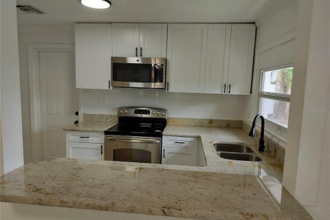House in Lakeland, Florida 2 bedrooms, 100.89 sq.m. № 2210619 - photo 7