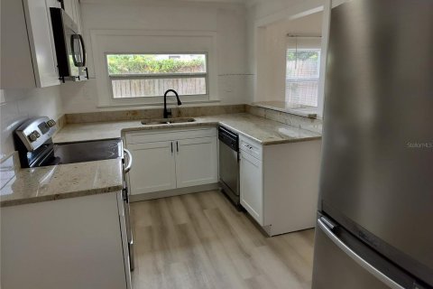 House in Lakeland, Florida 2 bedrooms, 100.89 sq.m. № 2210619 - photo 10