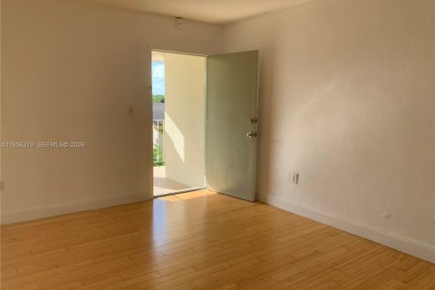 Кондоминиум с 1 спальней в Майами, Флорида № 2011402