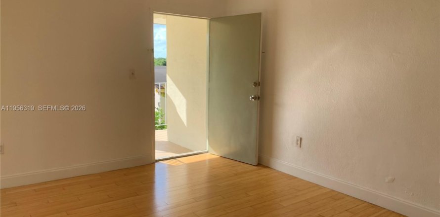 Кондоминиум с 1 спальней в Майами, Флорида № 2011402