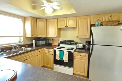 Condo in Stuart, Florida, 2 bedrooms  № 2187534 - photo 17