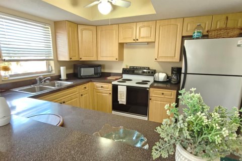 Condo in Stuart, Florida, 2 bedrooms  № 2187534 - photo 12