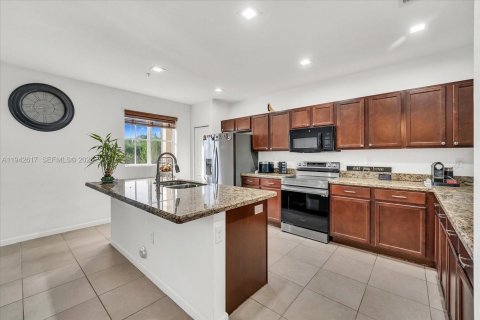 Touwnhouse à louer à Homestead, Floride: 3 chambres, 224.36 m2 № 2062809 - photo 9