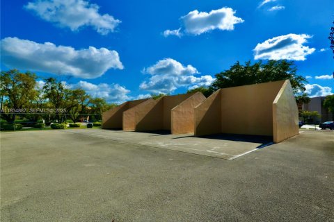 Condominio en alquiler en Miami, Florida, 2 dormitorios, 89.65 m2 № 1993775 - foto 11