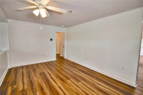 House in Leesburg, Florida 5 bedrooms, 195.84 sq.m. № 2226599 - photo 5