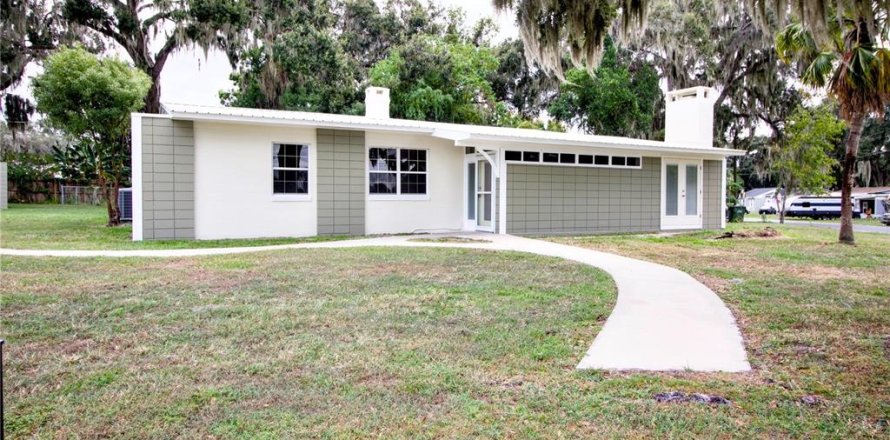 House in Leesburg, Florida 5 bedrooms, 195.84 sq.m. № 2226599