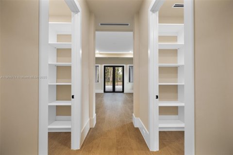 House in Naples, Florida 5 bedrooms, 349.87 sq.m. № 1956414 - photo 15