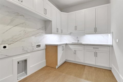 House in Naples, Florida 5 bedrooms, 349.87 sq.m. № 1956414 - photo 19