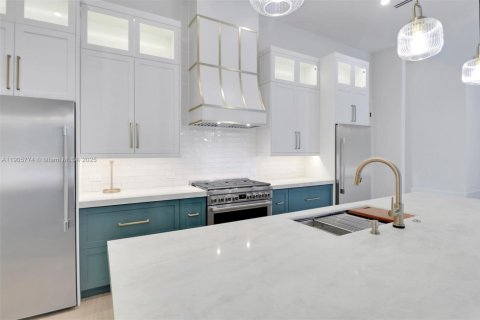 House in Naples, Florida 5 bedrooms, 349.87 sq.m. № 1956414 - photo 6