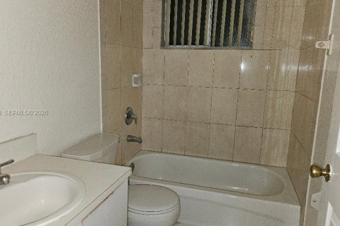 Снять в аренду виллу или дом в Майами, Флорида 3 спальни, 200.11м2, № 2063920 - фото 9