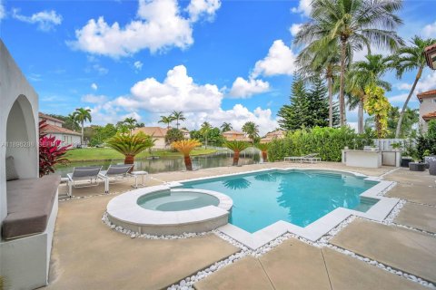 Снять в аренду виллу или дом в Мирамар, Флорида 5 спален, 305.18м2, № 1992483 - фото 8