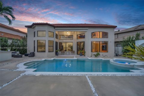 Снять в аренду виллу или дом в Мирамар, Флорида 5 спален, 305.18м2, № 1992483 - фото 1