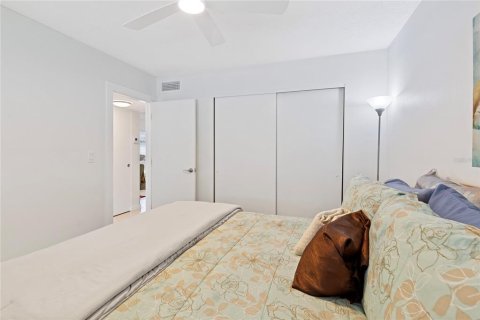 House in Largo, Florida 2 bedrooms, 102.19 sq.m. № 2204414 - photo 20
